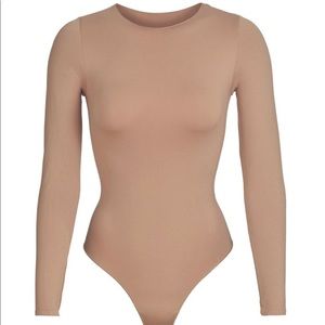 ⭐️SKIMS⭐️ ESSENTIAL CREW NECK LONG SLEEVE BODYSUIT